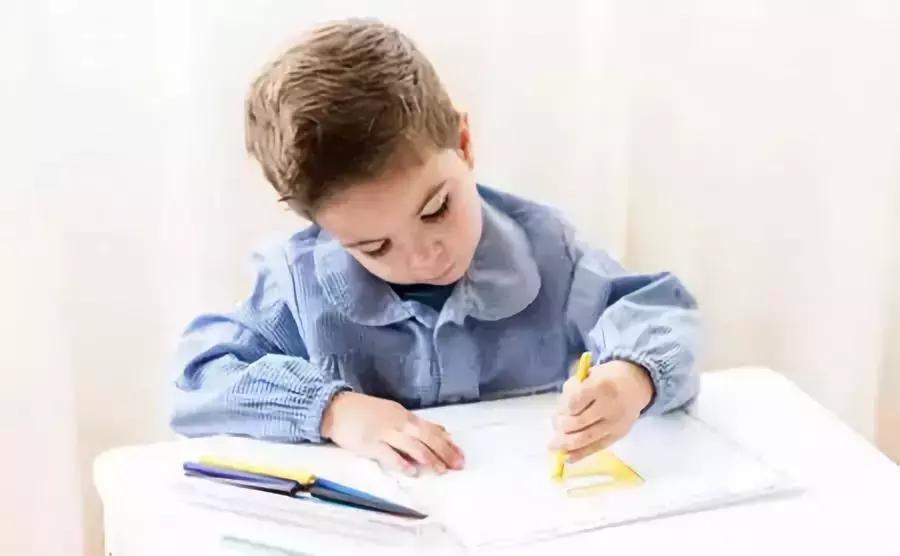 如何对待左撇子宝宝_宝宝左撇子要不要纠正_左撇子女孩