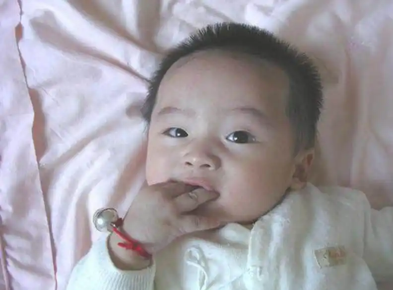 左撇子孩子先天优势_左撇子宝宝智商更高_左撇子女孩