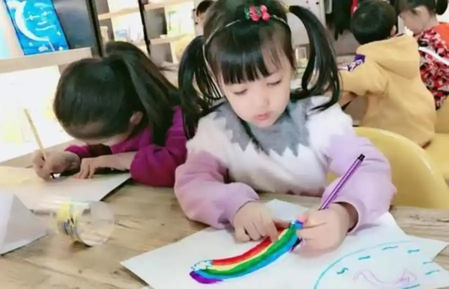 左撇子孩子先天优势_左撇子女孩_左撇子宝宝智商更高