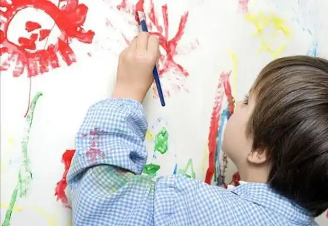 左撇子孩子大脑发育_左撇子孩子遗传因素_左撇子女孩