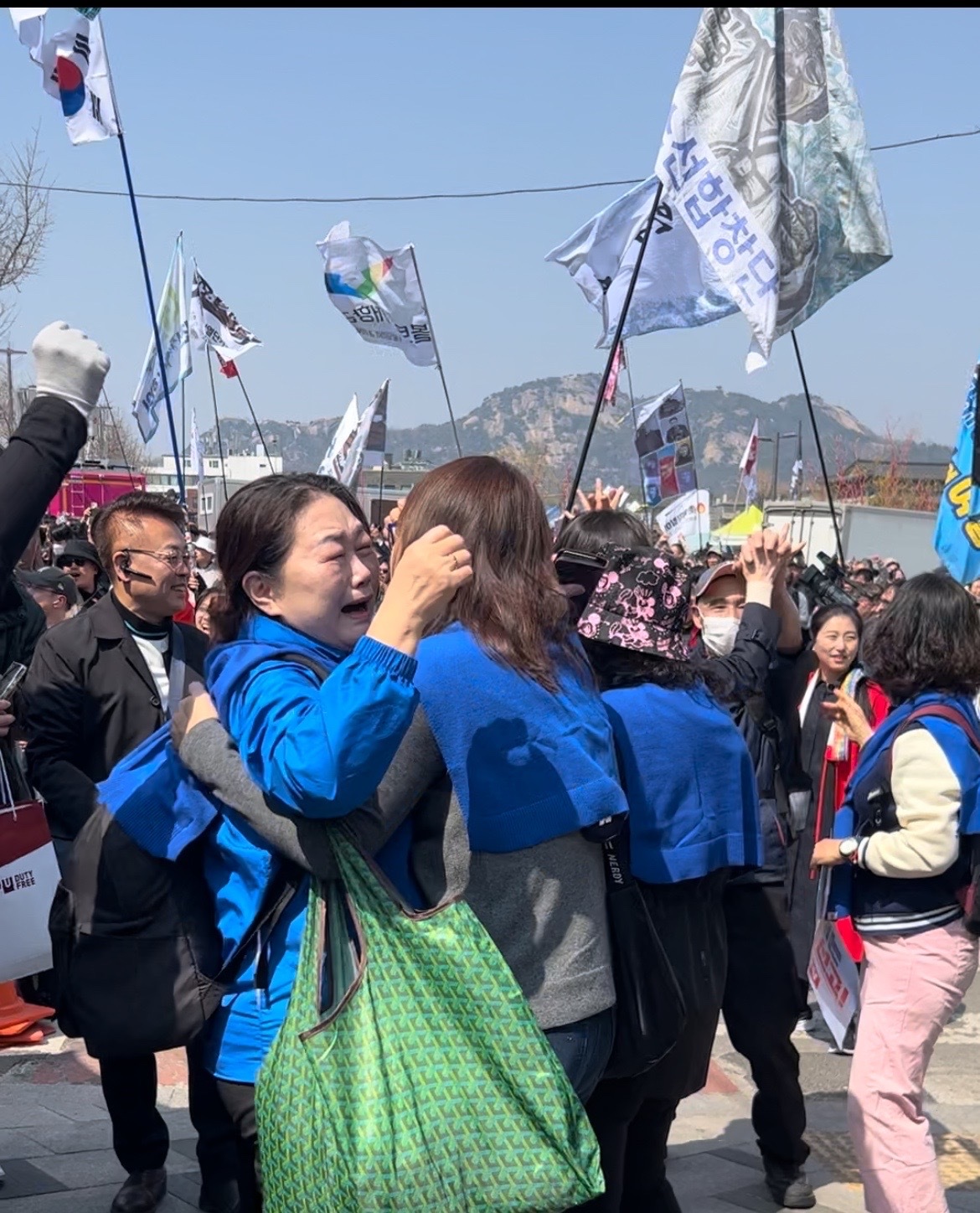 4月4日，韩国宪法法院附近，进步派支持者庆祝尹锡悦被罢免。